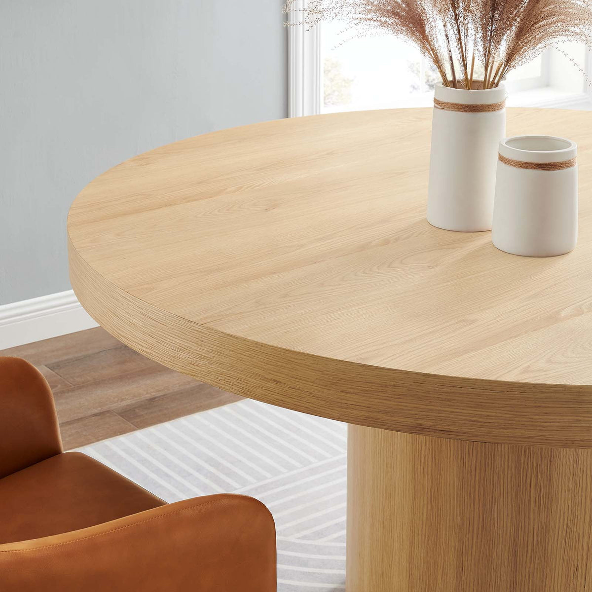Round Dining Table in Oak J76017